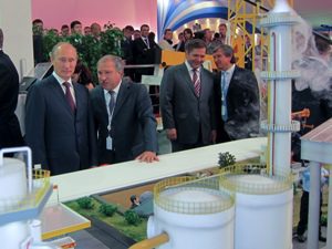 Владимир Путин ознакомился со стендом «Роснефти» на форуме в Сочи