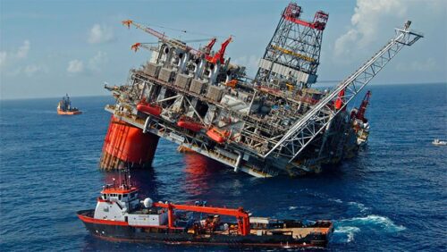 Десятки тысяч литров нефти просачиваются незамеченными в море каждый день