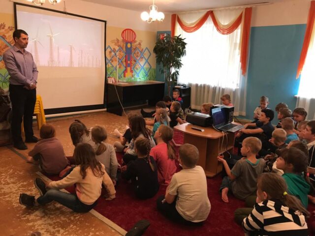 Сотрудники Ивэнерго и бойцы студотряда «Прометей» провели урок электробезопасности и энергосбережени