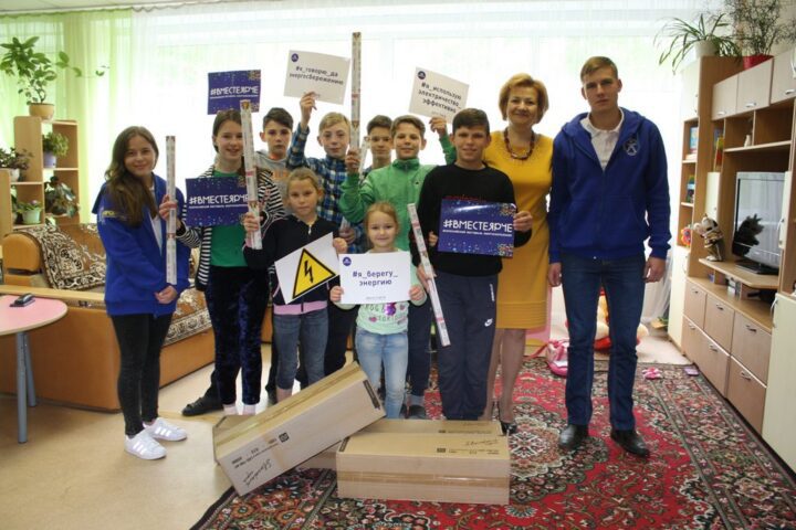 Энергетики Ивэнерго передали энергосберегающие лампы подшефному детскому дому «Радуга»