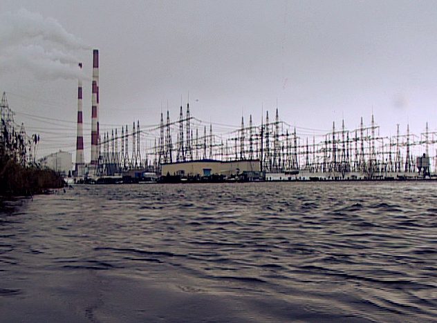Перед паводком энергетики снижают уровень воды в Кармановском водохранилище