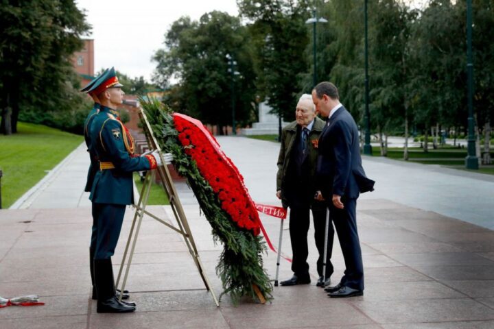 Частица Вечного огня отправилась от стен Кремля на мемориал энергетикам-героям