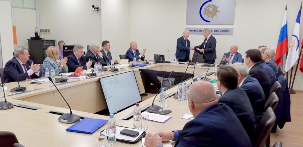 2025_03_05 Директор Представительства Системного оператора в Орловской области отмечен высокой наградой 001_награждение