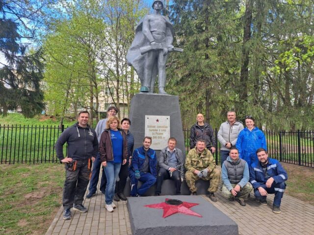 05.06.2025 Сотрудники Смоленского РДУ к празднованию Дня Победы привели в порядок мемориальный комплекс в поселке Катынь 1