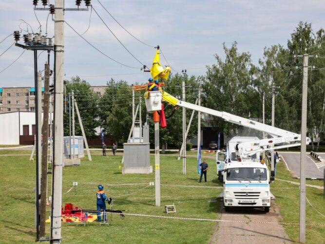 В Центре работ напряжением прошли традиционные общесистемные соревнования среди электромонтеров