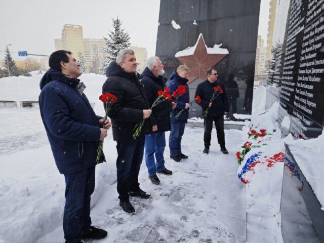 Системного оператора возложили цветы к монументу в Коммунарке (1)