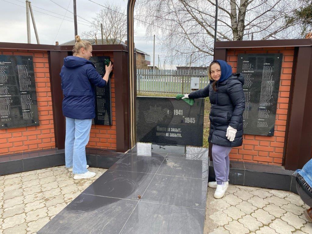 05.05.2025 Системный оператор принял участие в благоустройстве мемориала памяти погибшим воинам в Вологодской области (4)