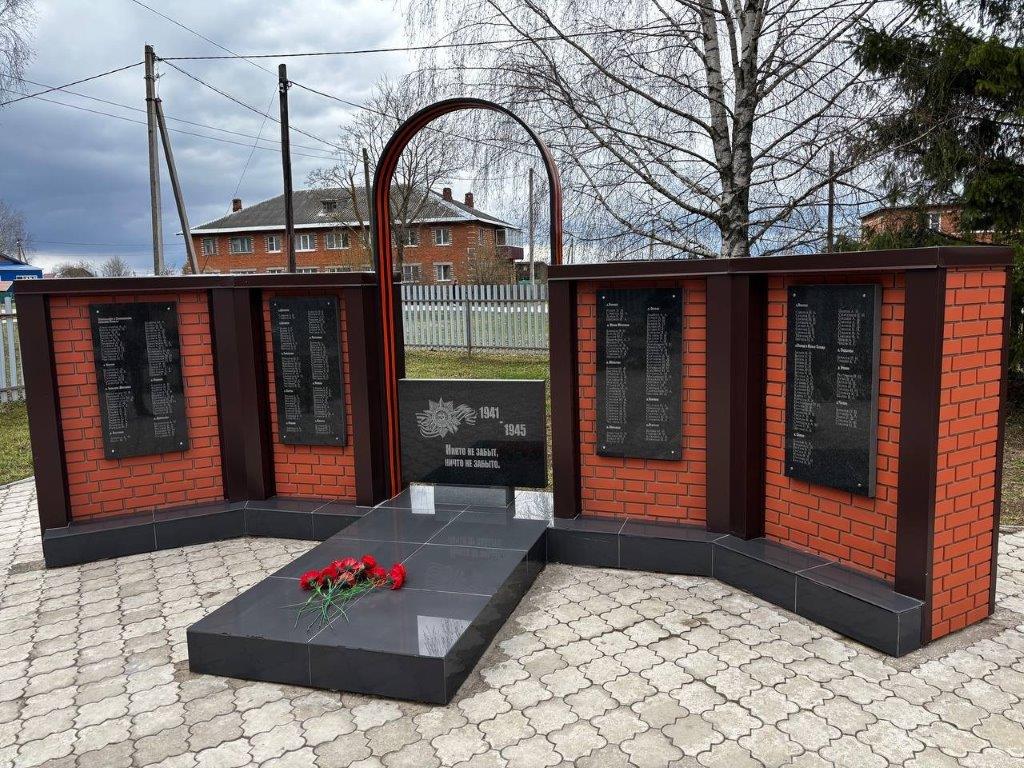 05.05.2025 Системный оператор принял участие в благоустройстве мемориала памяти погибшим воинам в Вологодской области (5)