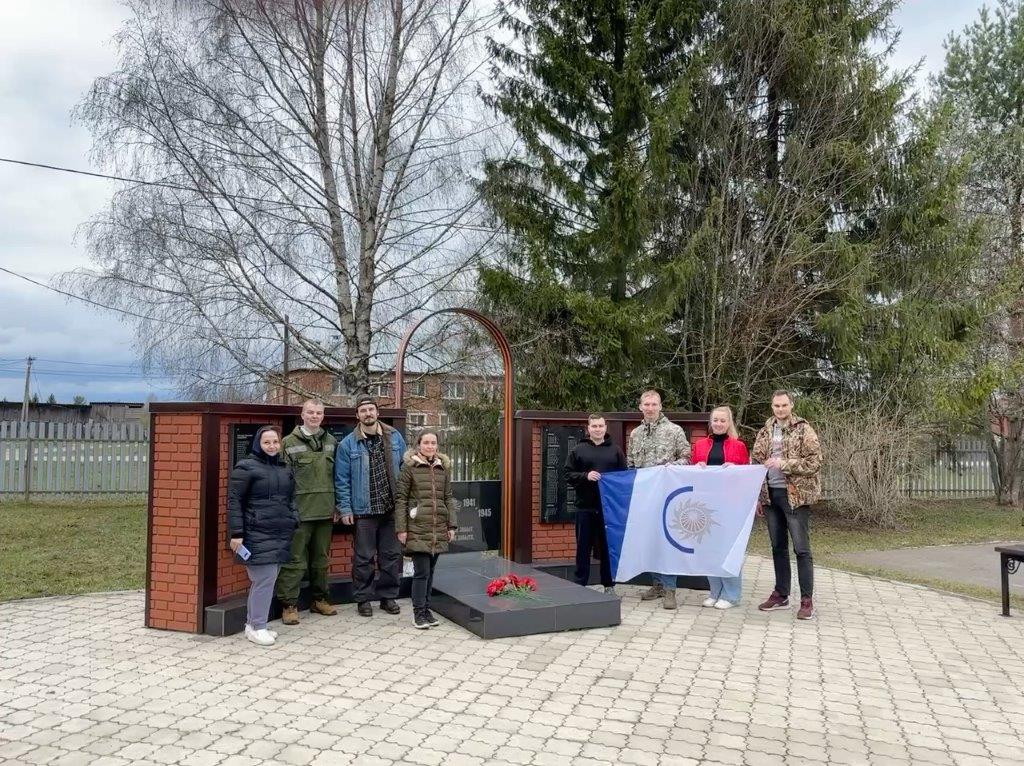 05.05.2025 Системный оператор принял участие в благоустройстве мемориала памяти погибшим воинам в Вологодской области (6)