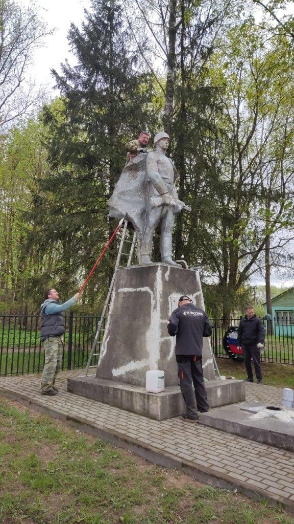05.06.2025 Сотрудники Смоленского РДУ к празднованию Дня Победы привели в порядок мемориальный комплекс в поселке Катынь 3
