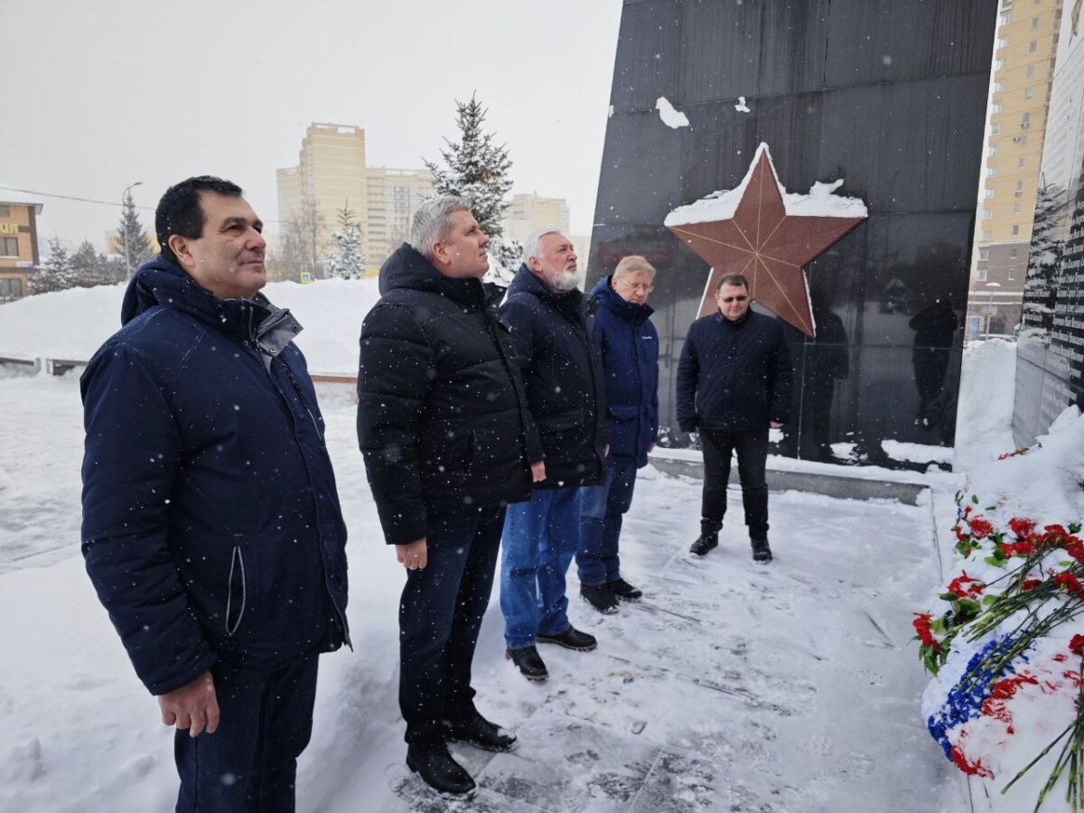 Сотрудники Системного оператора возложили цветы к монументу в Коммунарке (3)