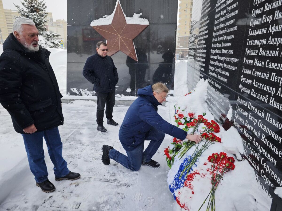 Сотрудники Системного оператора возложили цветы к монументу в Коммунарке (4)