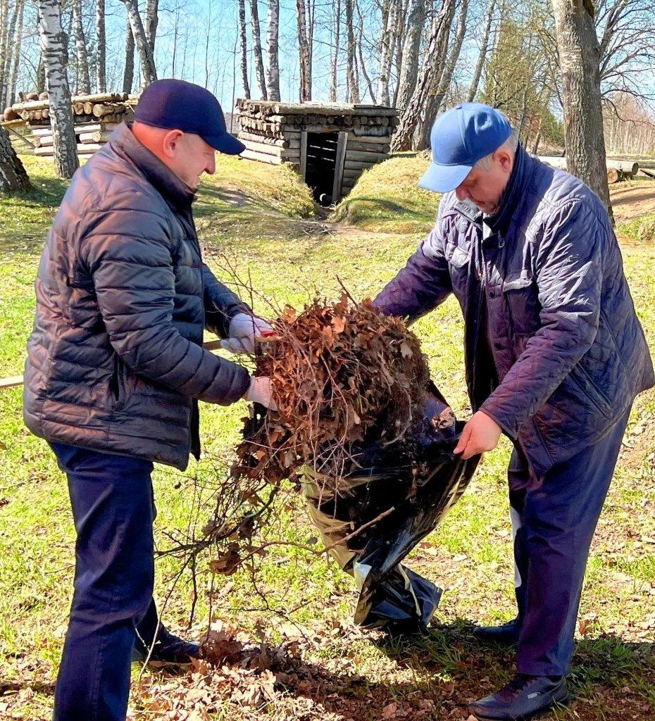 23.04.2026 Работники Московского РДУ привели в порядок Мемориал «Поле воинской славы 1812 и 1941 годов» (8)