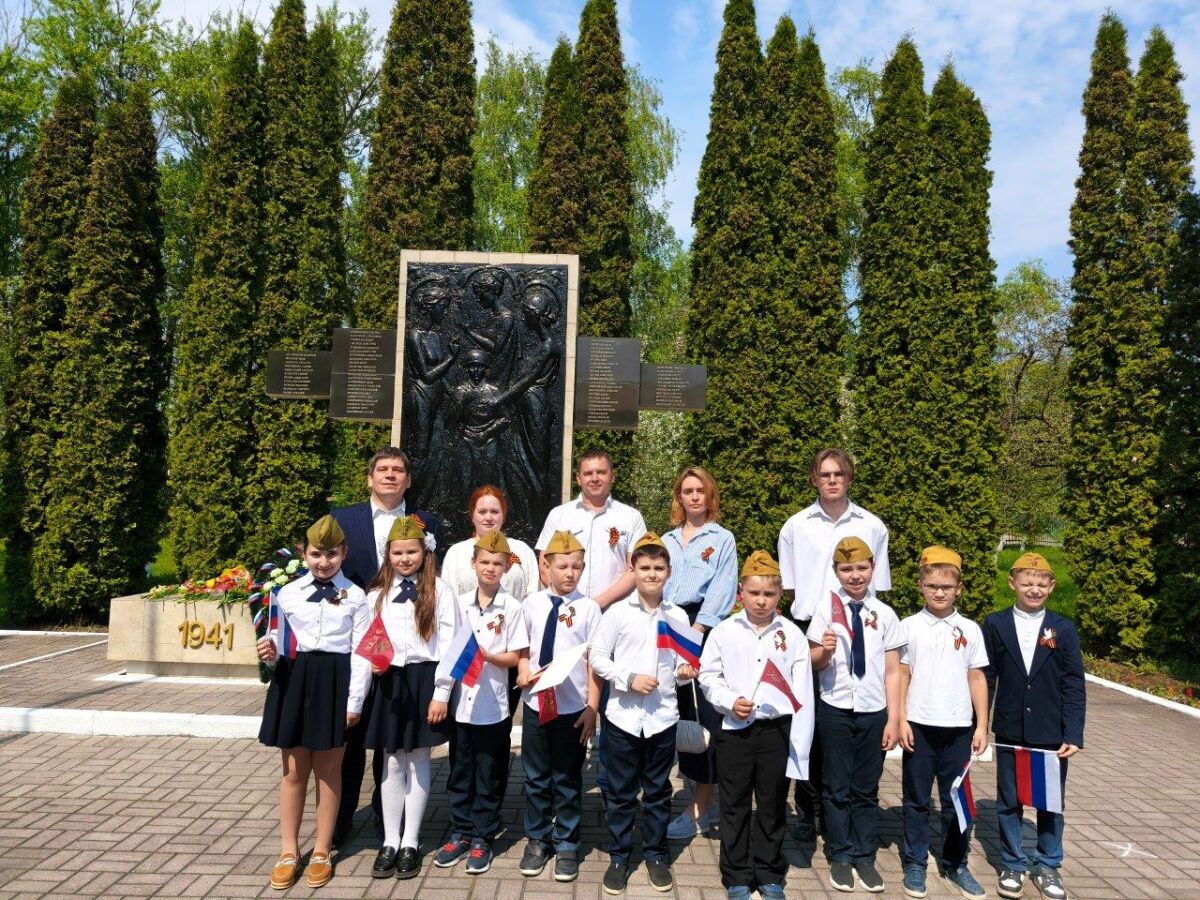 «Юность — Родине» Тульское РДУ продолжает поддерживать школьный мемориал.
